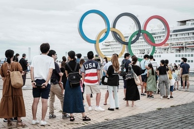 東京五輪閉幕へ、モニュメントの記念撮影に長蛇の列