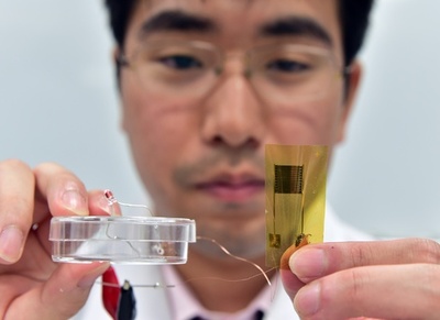 極薄で肌に直接貼れる体温計、東大など開発