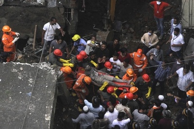 印西部で3階建てアパート倒壊、10人死亡 25人生き埋めの恐れ