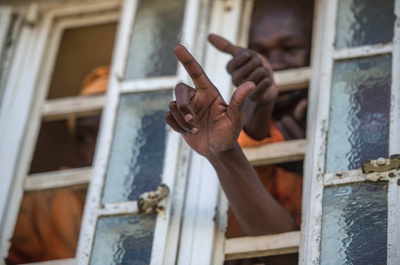 南アの「まぬけ」な窃盗団、盗んだ車で逃げ込んだのは刑務所