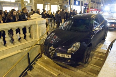 地下鉄入り口に車が突っ込む、パリ