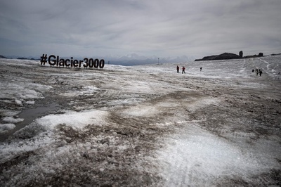氷雪の溶解加速、雪原の観光地「グレイシャー3000」 スイス
