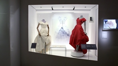 動画：ロンドンのV&Aミュージアムで開催中、バレンシアガ展