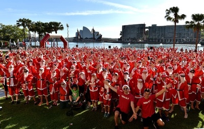 みんながサンタ、シドニーでチャリティーマラソン