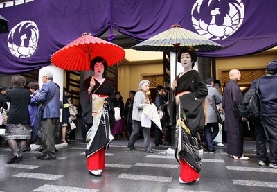 新装歌舞伎座、こけら落とし公演始まる