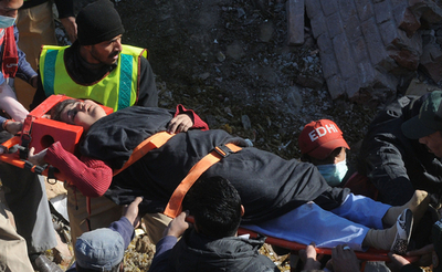 工場が倒壊、子ども含む13人死亡 パキスタン