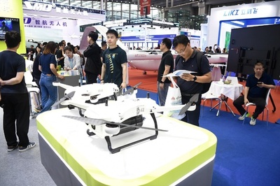 中国・深セン市で図書館にドローンがフードデリバリー