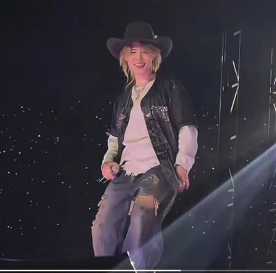 BTSジミン、涙の少女ファンに帽子手渡し