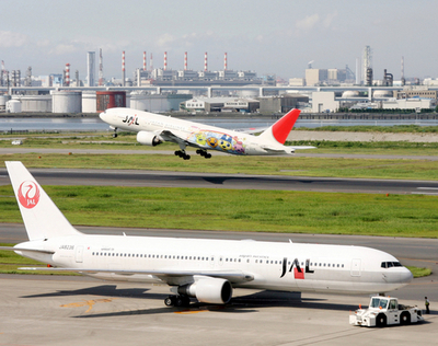 財務相乗せた日航機がエンジントラブルで緊急着陸 - 東京