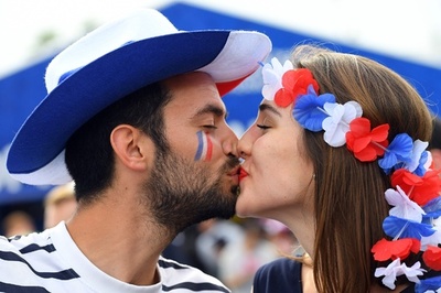 サッカー欧州選手権開幕、会場でキスする仏サポーター