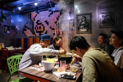 火鍋囲んだ親族10人が新型ウイルス集団感染、業界に打撃 香港