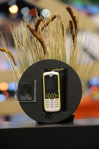 モトローラ、ペットボトルを再生利用した携帯電話を発表