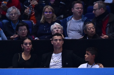 C・ロナウドがテニス観戦、家族に飛んできたボールを好セーブ!?