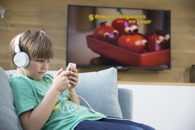 スマホ画面やテレビの見過ぎ、子どもの認知能力低下に 研究