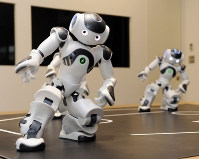 フランス生まれのロボット「NAO」、東大に提供