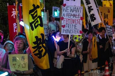 国会議事堂前で反政府デモ