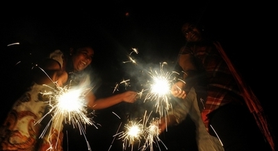 花火を尻に挟んで大やけど、パーティーの余興で