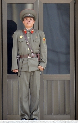 北朝鮮、不法入国の米国人に8年の労働教化刑