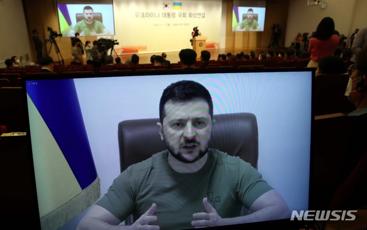 11日、韓国国会でテレビ演説をするウクライナのゼレンスキー大統領（共同取材写真）(c)NEWSIS
