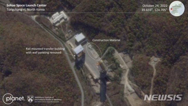 北朝鮮・東倉里（トンチャンリ）所在の西海衛星発射場の24日付衛星写真（シュメーラー先任研究員ツイッター）(c)NEWSIS