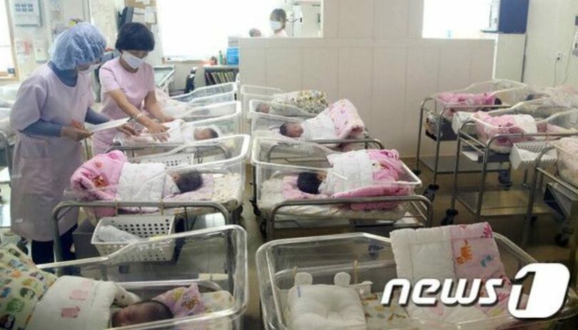 ある産婦人科の新生児室の様子(c)news1