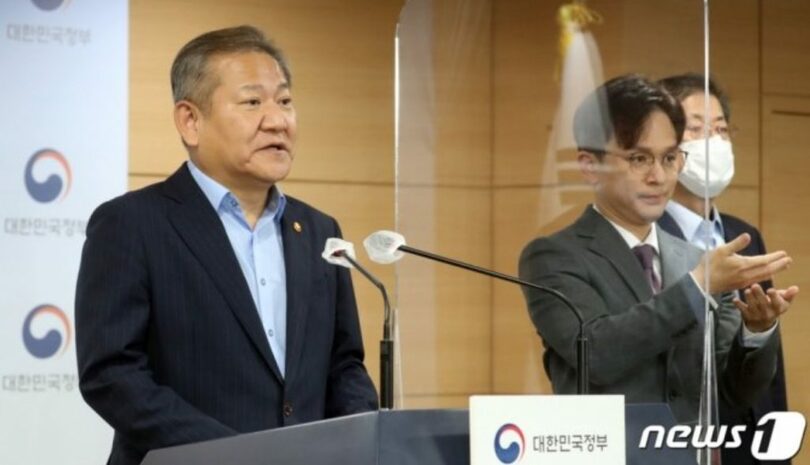 昨年10月6日、ソウル庁舎で政府組織改編案を発表するイ・サンミン（李祥敏）行政安全相(c)news1