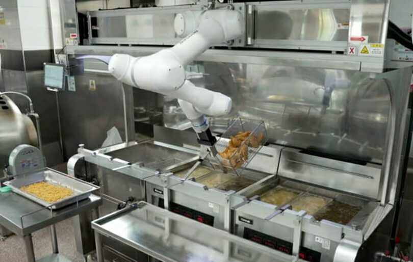 団体給食の揚げ物を調理する斗山ロボティクスのロボット＝斗山ロボティクス(c)KOREA WAVE