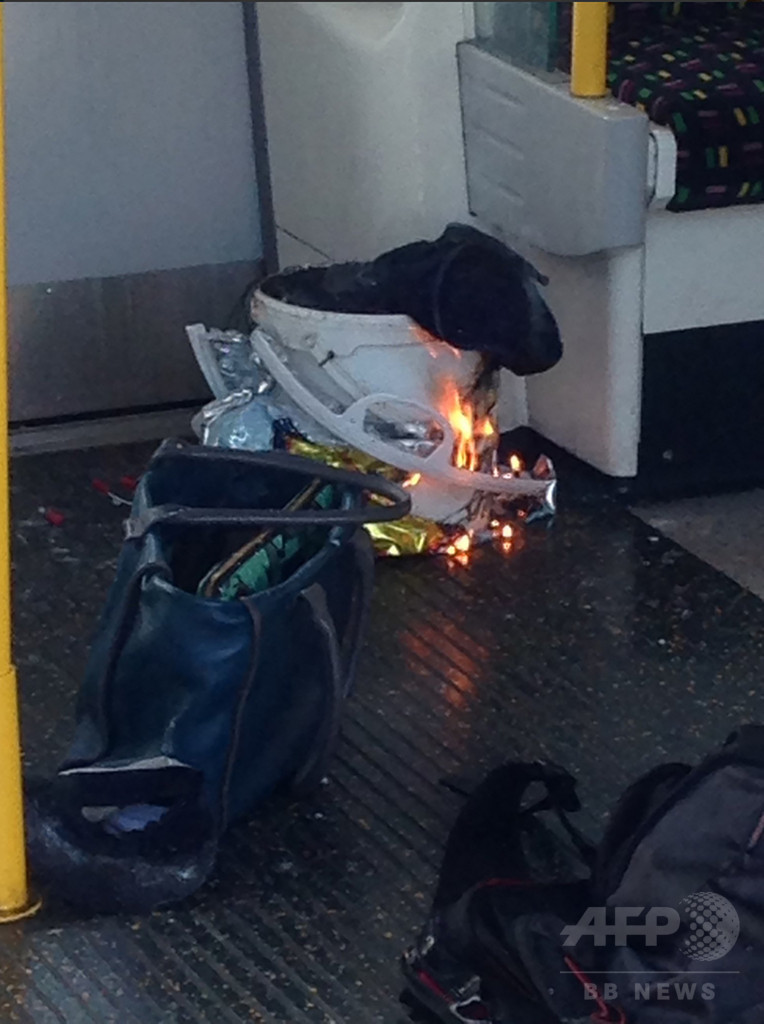 ロンドン爆発、バケツ爆弾の「火の壁」が通勤客襲う