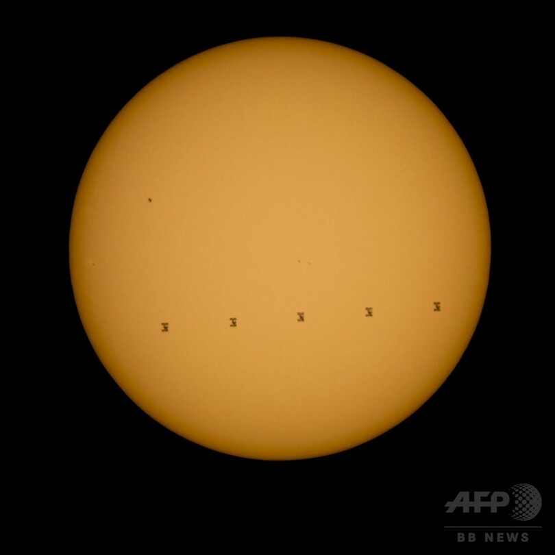 太陽を通過するISSのシルエット