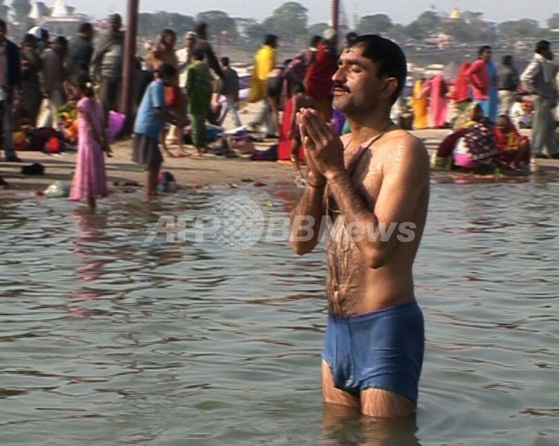 聖なる沐浴に影を落とす 水質汚染 インド 写真1枚 国際ニュース Afpbb News