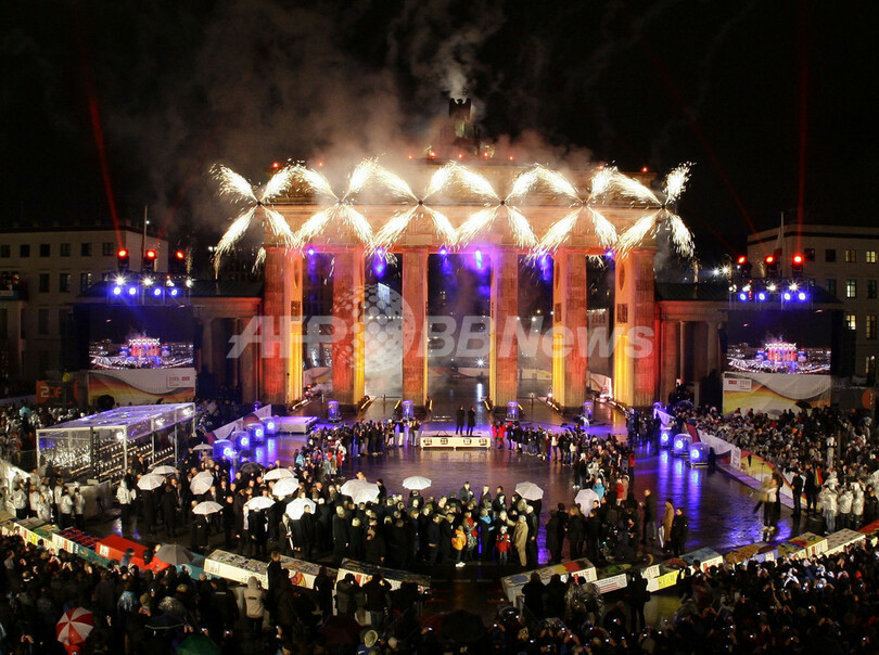 「ベルリンの壁」崩壊20年を祝う巨大ドミノ倒し