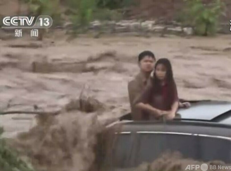 洪水でカップルが立ち往生 生死の瀬戸際で男性は先に彼女を助けるよう救助隊に要請