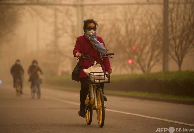 「まるで世界の終わり」 黄砂に覆われる北京