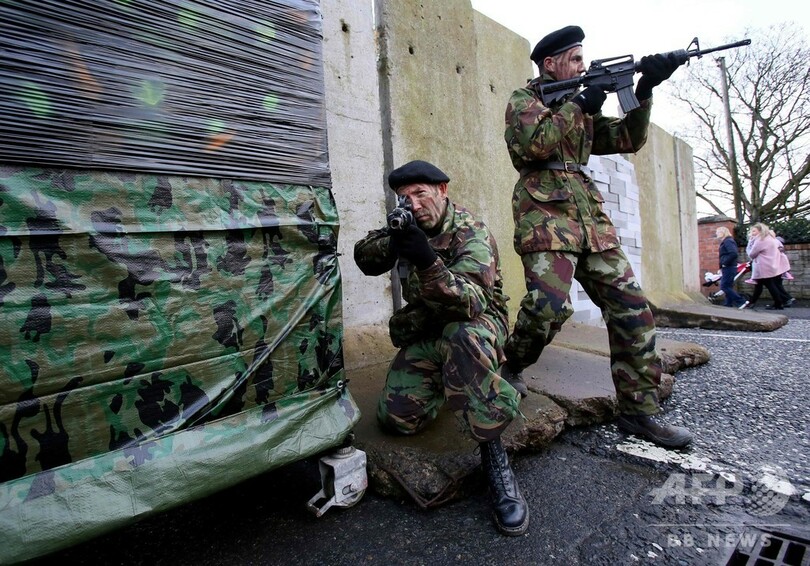 国境に「壁」建設し抗議 EU離脱反対派、英北アイルランドで