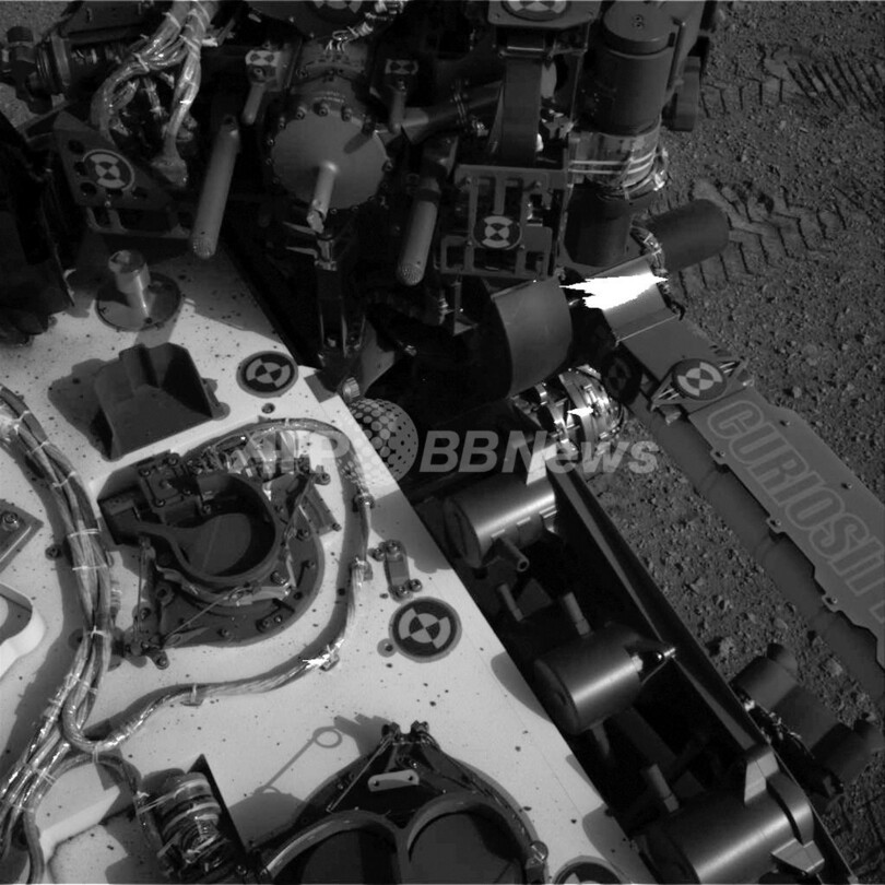 火星地表にわだちくっきり、キュリオシティー初テスト走行に成功