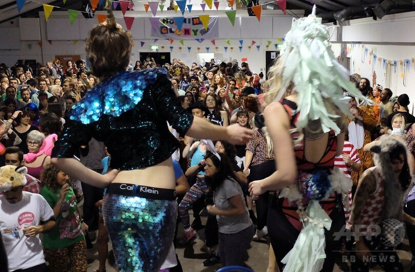 ロンドン版「朝活」？夜明けからスムージー飲んで踊るディスコ