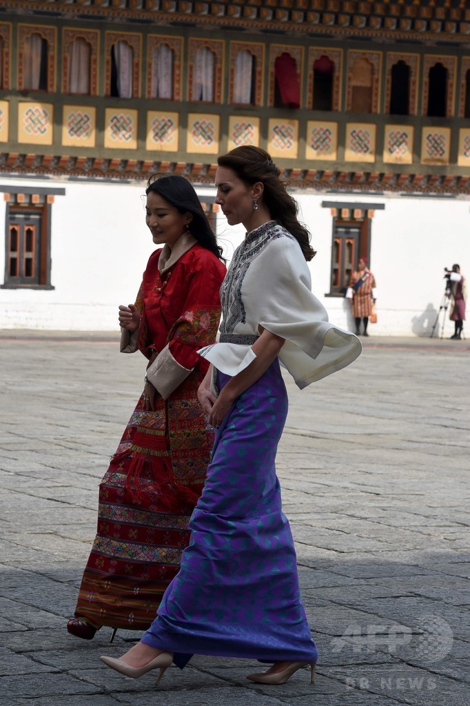 英王子夫妻、「幸せの国」ブータン初訪問 国王夫妻が歓迎