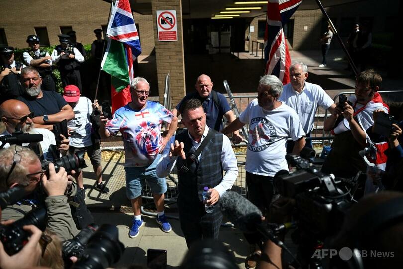 英ロンドンのサザーク刑事法院を後にする極右活動家トミー・ロビンソン氏（2025年7月3日撮影）。（c）JUSTIN TALLIS/AFP