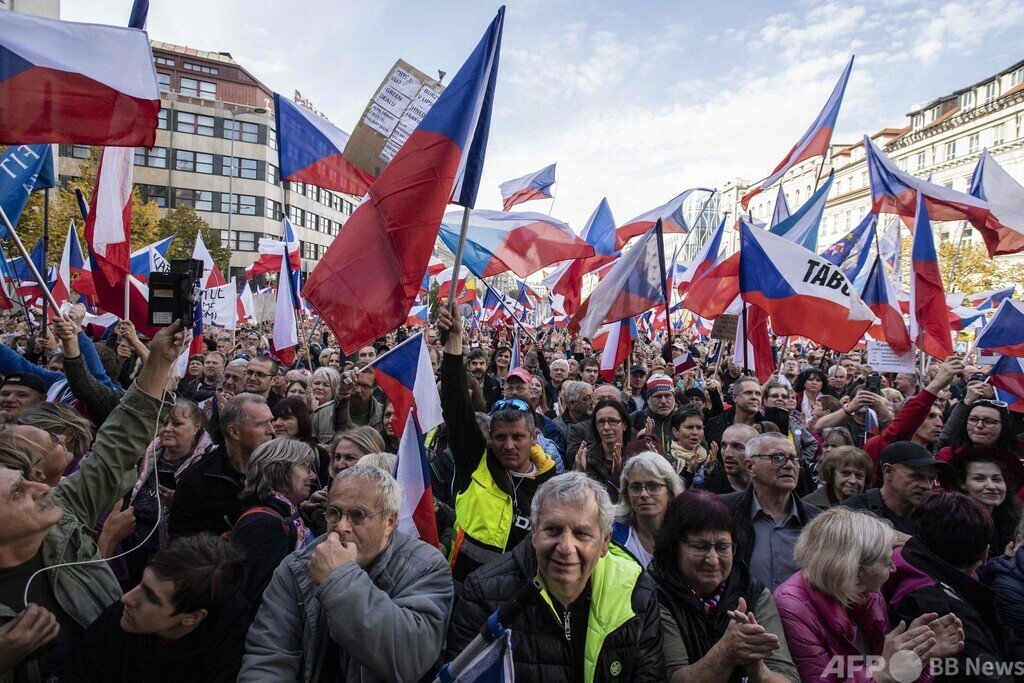 チェコ首都で反政権デモ、物価上昇とウクライナ優先に抗議 写真10枚 国際ニュース:AFPBB News