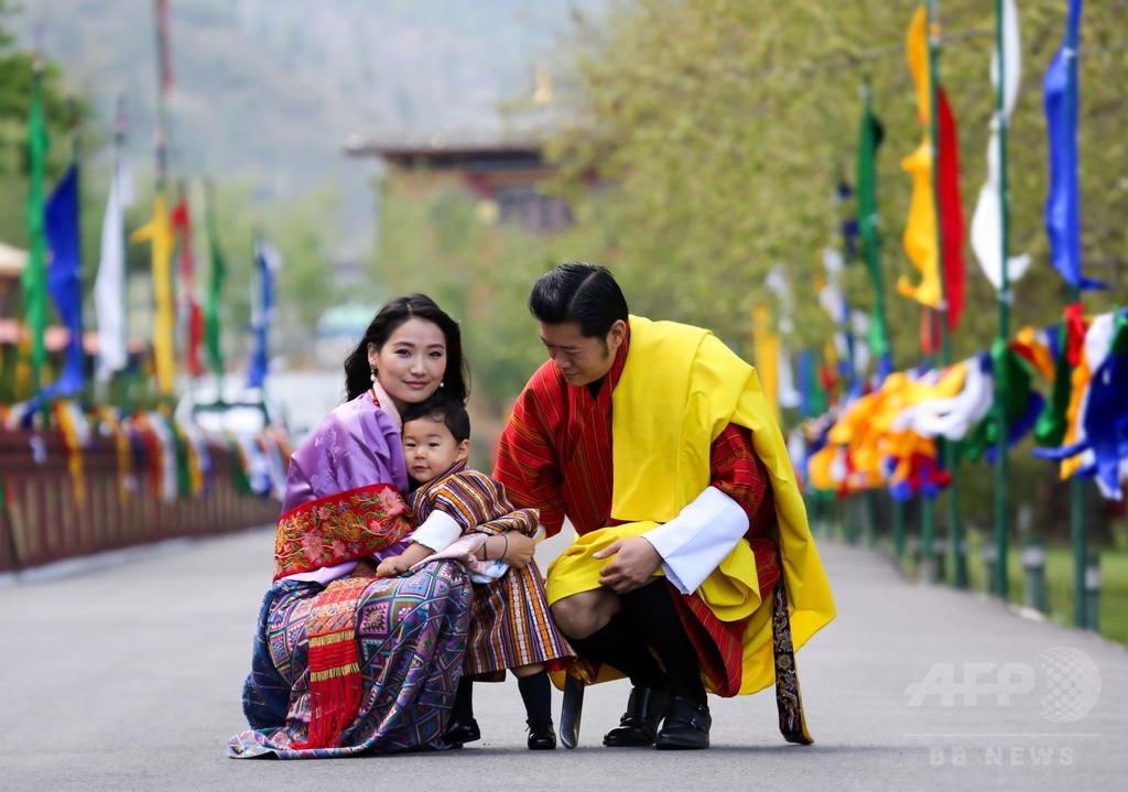 ブータンの王子 国王夫妻と一緒ににっこり 写真1枚 国際ニュース Afpbb News