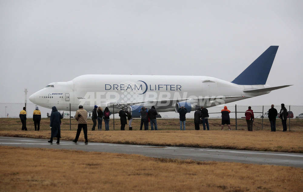 小さな空港に巨大貨物機が誤着陸、米カンザス州 写真6枚 国際