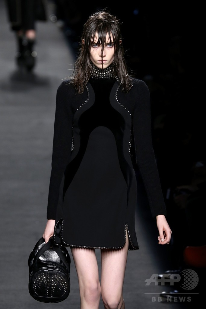 レザーやベルベットで表現するヘビメタ、「アレキサンダー ワン」15/16年秋冬