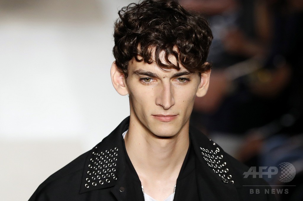 「ヴァレンティノ」17年春夏メンズ