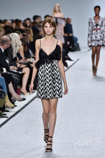 「ジャンバティスタ・ヴァリ」17年春夏