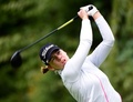 女子ゴルフ、カナディアン女子オープン2日目。11番でティーショットを打つカリン・イシュール（2015年8月21日撮影）。(c)AFP/Getty Images/Harry How