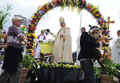イエス・キリストの復活を祝うキリスト教の宗教行事「復活祭（Easter）」の前日にあたる11日、カリフォルニア（California）州ロサンゼルス（Los Angeles）でロジャー・マホーニー（Roger Mahony）枢機卿から祝福の聖水を振りかけてもらうペットたち。動物たちが人間の役に立っていることへのお礼として行われる動物への祝福は、復活祭前日の恒例行事となっている（2009年4月11日撮影）。(c)AFP/Robyn BECK