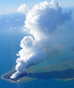 トンガの首都ヌクアロファ（Nuku&apos;alofa）の北西63キロメートルの無人島フンガハアパイ（Hunga Ha&apos;apai）島で続いている海底火山の噴火（2009年3月19日撮影）。(c)AFP/MATANGI TONGA/Telusa Fotu