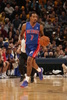 13-14NBA、インディアナ・ペイサーズ（Indiana Pacers）対デトロイト・ピストンズ（Detroit Pistons）。ボールを運ぶデトロイト・ピストンズのブランドン・ジェニングス（Brandon Jennings、2013年12月16日撮影）。(c)AFP/Getty Images/NBAE/Ron Hoskins