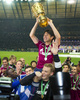 ドイツカップ2010-11（German Cup 2010-11）決勝、デュイスブルク（MSV Duisburg）対シャルケ04（Schalke04）。マヌエル・ノイアー（Manuel Neuer）に肩車されながらトロフィーを掲げて喜ぶ内田篤人（Atsuto Uchida、2011年5月21日撮影）。(c)AFP/ODD ANDERSEN