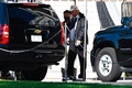 米首都ワシントンのホワイトハウスから車に乗り込むドナルド・トランプ大統領（中央手前、2020年11月7日撮影）。(c)AANDREW CABALLERO-REYNOLDS / AFP)